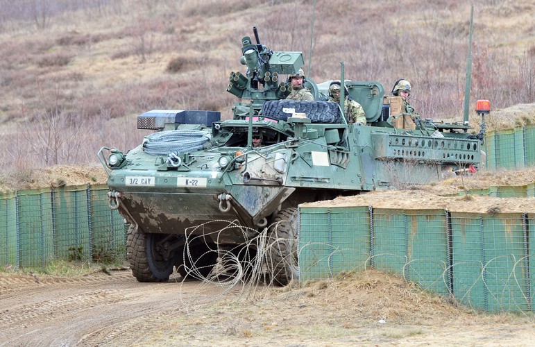 Obecnie Bojowa Grupa Operacyjna działa pod przewodnictwem wojsk USA. Polska przejmie dowodzenie Grupy za pół roku.
<br><br>
fot. (mb/cat) PAP/Marcin Bielecki