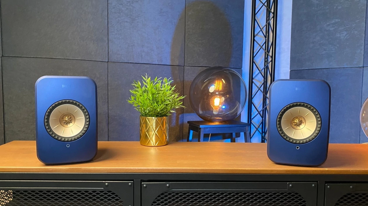 KEF LSX II brzmią doskonale i oferowane są przez producenta w kolorze białym, czarnym i czerwonym