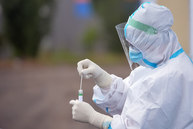 Ekspert PAN krytykuje decyzje MZ: Początek końca pandemii brzmi jak oksymoron
