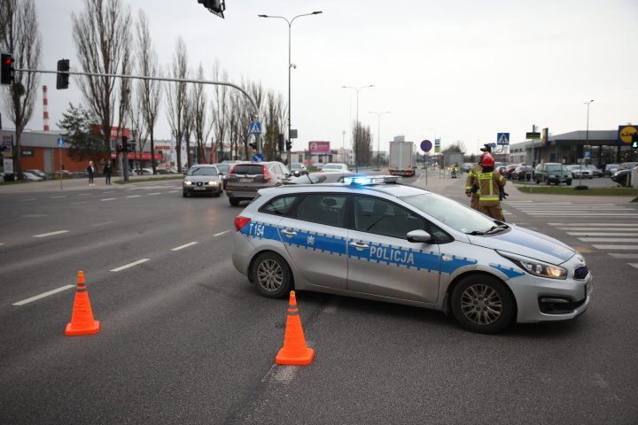 Kolizja na ul. Leonharda w Olsztynie. Na miejscu pracują służby [ZDJĘCIA]