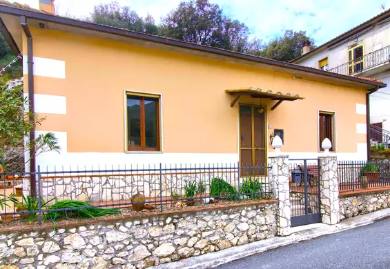Polacy kupili dom do remontu we Włoszech. Widok z okien powala