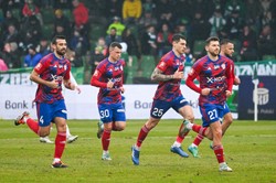 Lech zmiażdżony w Częstochowie. Piłkarze Rakowa uratowali głowę trenera [WIDEO]