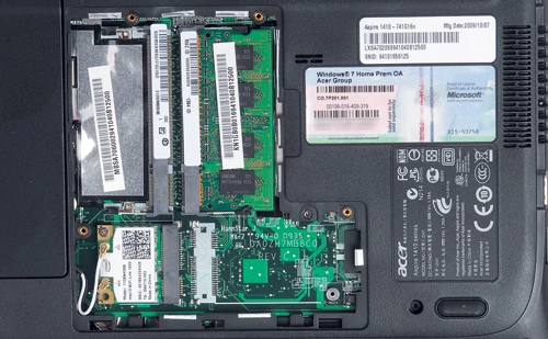 Acer Aspire ma dwa gniazda RAM, możemy go więc wyposażyć w dodatkową pamięć