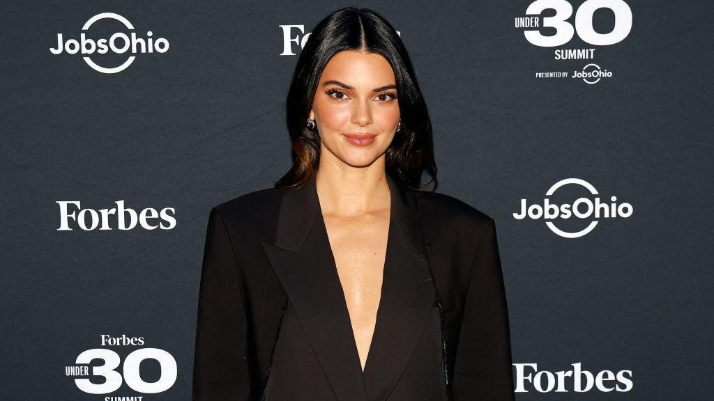 Kendall Jenner melltartó nélkül viselt átlátszó ruhát, a végeredmény egészen elképesztő