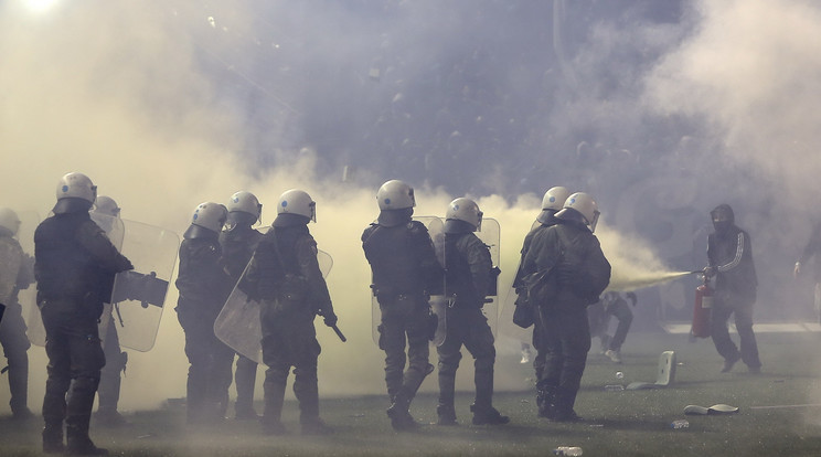 A stadionon belül és kívül is balhéztak a szurkolók Athénban /Fotó: Reuters