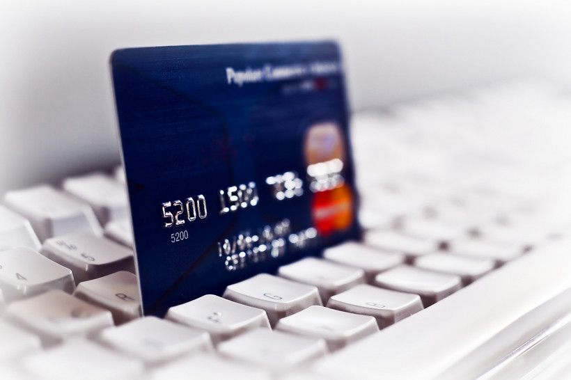 Rozłożenie transakcji dokonanych kartą kredytową na raty w niektórych bankach będzie darmowe.