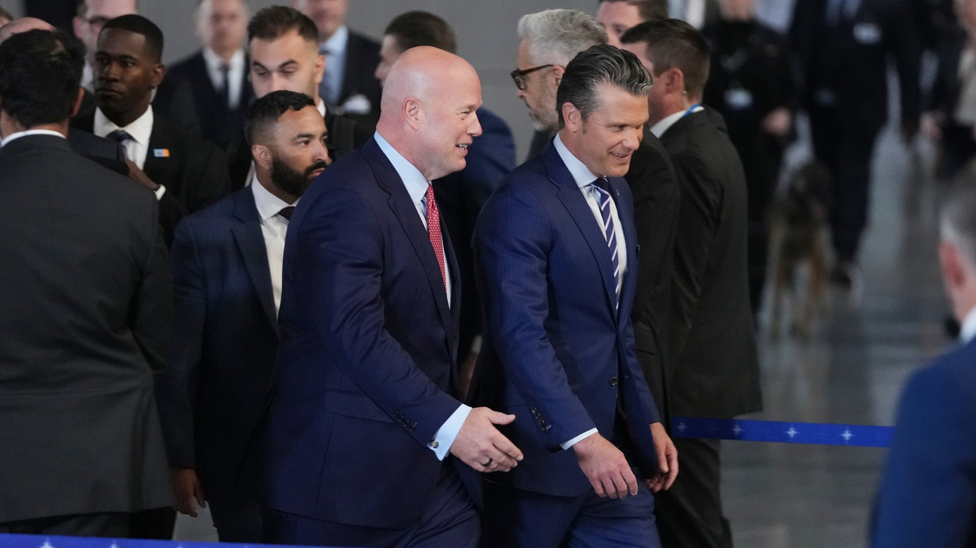 Minister obrany Spojených štátov Pete Hegseth (v strede vpravo) a veľvyslanec Spojených štátov pri NATO Matthew Whitaker (vľavo).