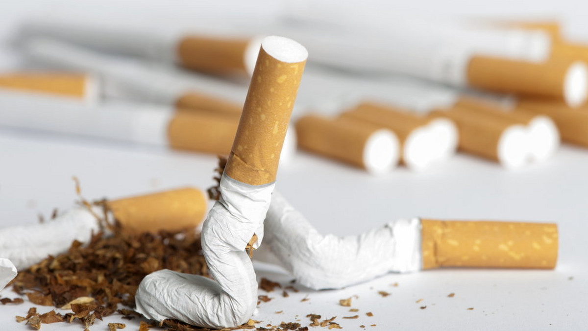 Od piątku w W. Brytanii wchodzi w życie przepis, zgodnie z którym papierosy można sprzedawać tylko w całkiem neutralnych opakowaniach. Odwołanie czterech wielkich firm tytoniowych od tego przepisu brytyjski Wysoki Trybunał (High Court) odrzucił w czwartek.