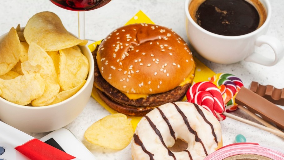 Ultraspracované potraviny by mali byť regulované skôr ako cigarety. (ilustračné foto)