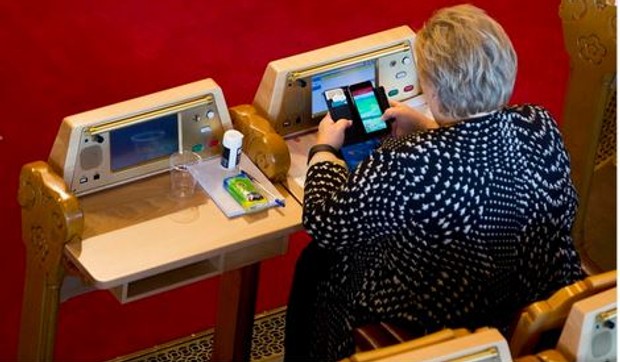 Erna Solberg igra Pokemone