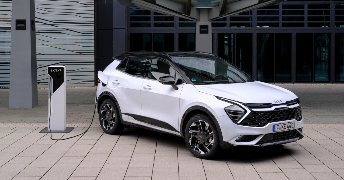 Polacy polubili auta hybrydowe, które można ładować "z gniazdka". "Bez stresu jedziecie dalej"