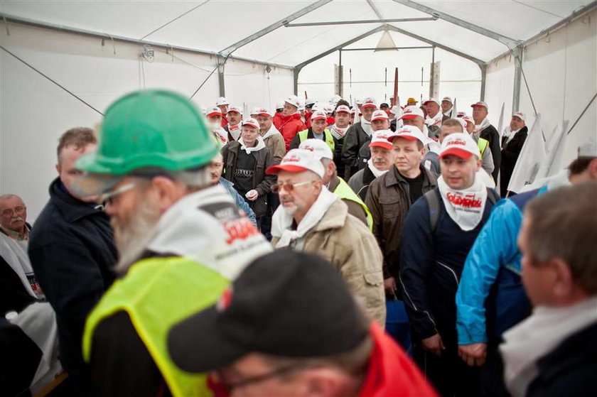 O fuj! Związkowcy przynieśli przed Sejm... FOTO