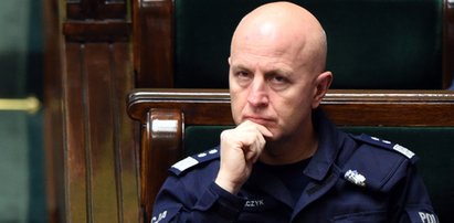 Sprawdziliśmy, ile zarobił na swoim stanowisku szef policji. Ta kwota robi wrażenie