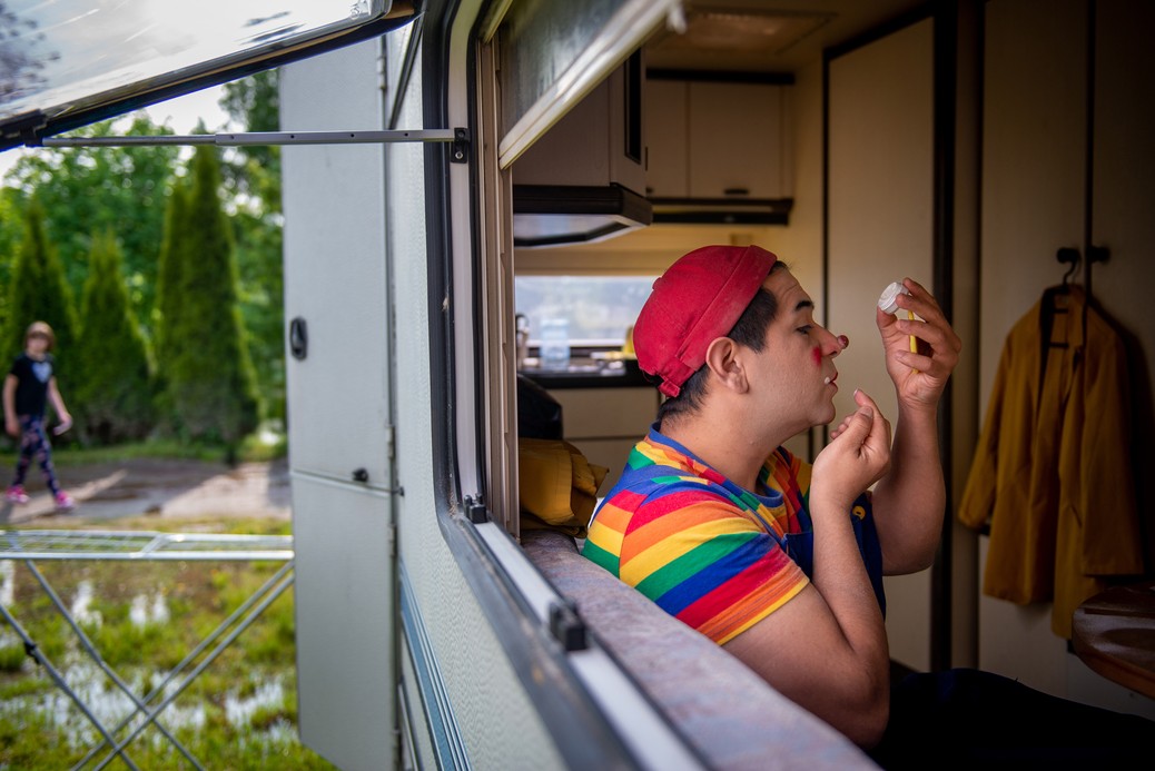 Clown Tumpy z Chile z resztą ekipy porozumiewa się na migi. Po angielsku zna kilka słów, ale to wystarczy, by dogadać się na grillach organizowanych przez szefostwo, Kamienna Góra, maj 2023 r.