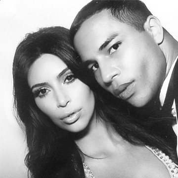 Az esküvő egyik legnépszerűbb kelléke a fotófülke volt. Itt Kim éppen a Balmain fiatal tervezőjével, Olivier Rousteinggel pózol.