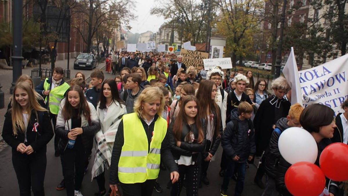 Normy zanieczyszczenia powietrza w Krakowie o poranku były przekroczone o 350 proc. Urzędnicy ogłosili I stopień zagrożenia. Tymczasem ulicami miasta przeszło 10 tysięcy dzieci i młodzieży szkolnej. Przemarsz zorganizowało kuratorium z okazji stulecia odzyskania przez Polskę niepodległości.