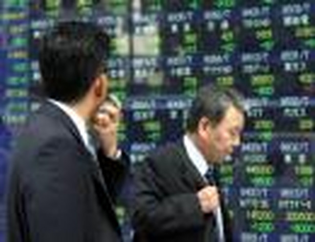 Japońscy inwestorzy śledzą notowania giełdowe