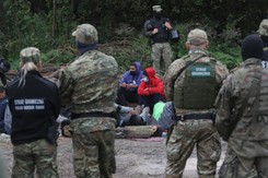 Poseł Konfederacji przywiózł kwiaty pogranicznikom. Dowódca akcji w Usnarzu bukietu nie przyjął