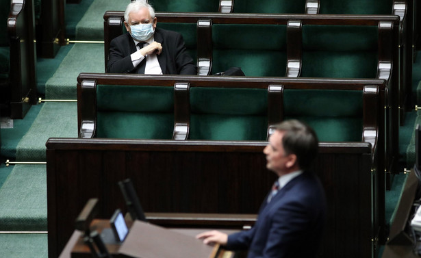 Warszawa, 30.04.2020. Prezes PiS Jarosław Kaczyński (L) oraz minister sprawiedliwości Zbigniew Ziobro (P) na sali plenarnej w drugim dniu 11. posiedzenia Sejmu, 30 bm. Sejm uchwalił nowelizację tarczy antykryzysowej, która zakłada m.in. dokapitalizowanie Agencji Rozwoju Przemysłu, zwiększenie ochrony pożyczkobiorców oraz wsparcie sektora drzewnego. (amb) PAP/Leszek Szymański