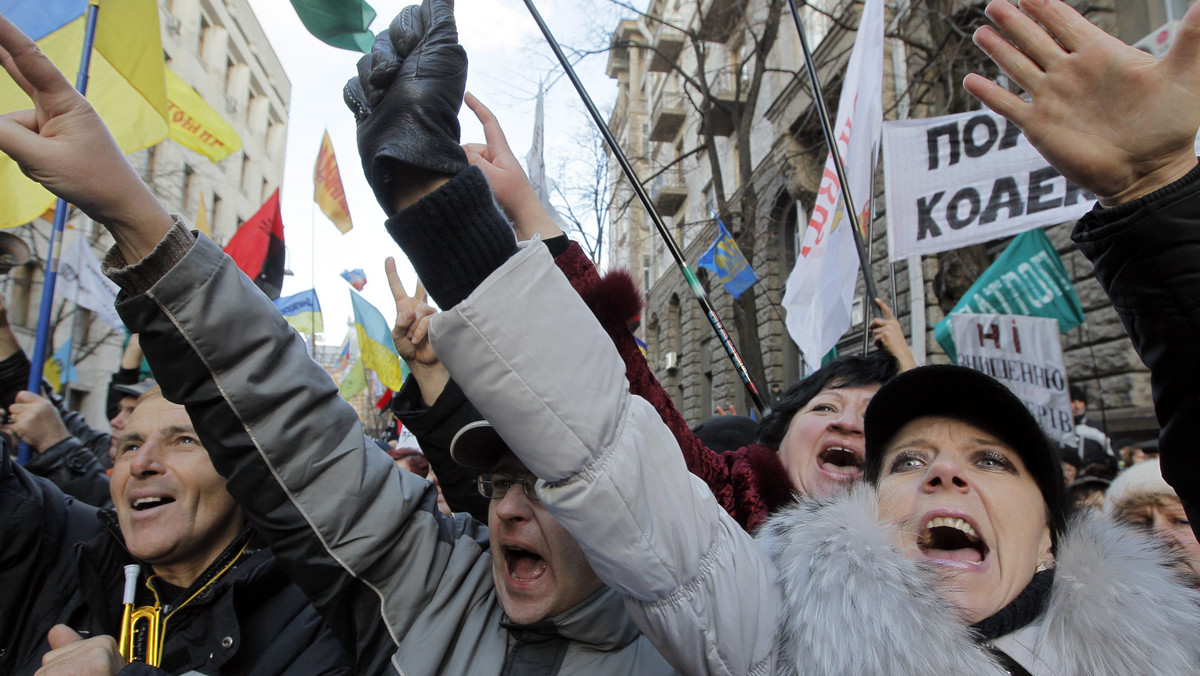 Protestujący przeciw zmianom w podatkach w Kijowie, fot. PAP