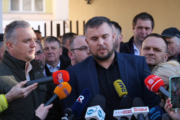 Zakończyło się spotkanie premiera Donalda Tuska z liderami protestujących grup rolniczych w ramach Szczytu Rolniczego. Na zdjęciu Prezes Instytut Gospodarki Rolnej Szczepan Wójcik i rolnik Damian Mora