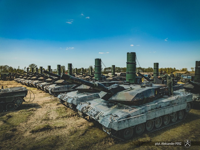 Czołgi Leopard 2A5 przygotowane do głębokiego brodzenia.