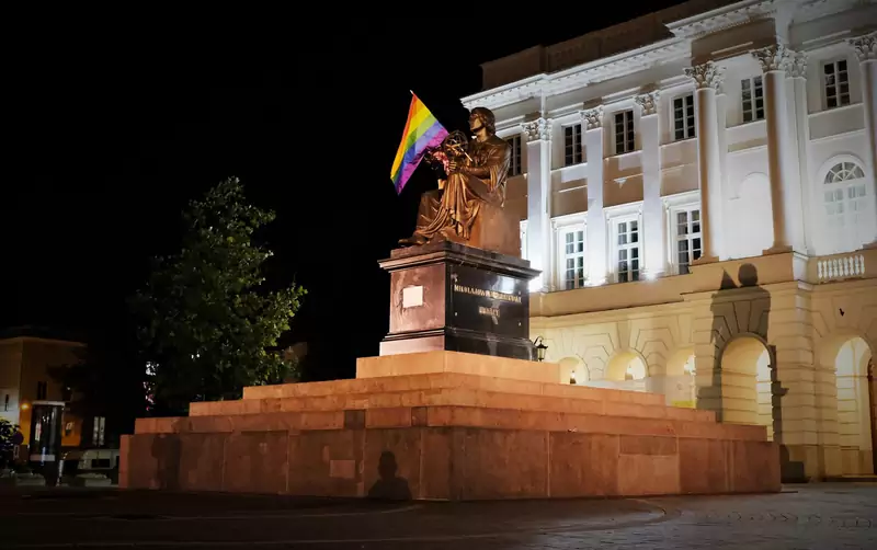 Polskie pomniki z flagą LGBT