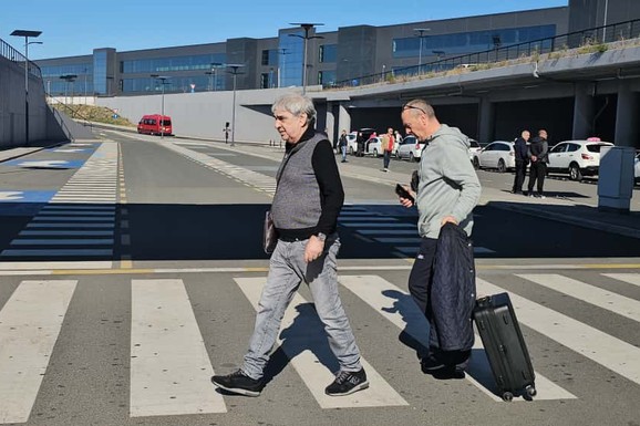 Kuća mu vredi pola miliona evra i SVA JE U ZLATU Pevač ukrase dovozio čak iz Amerike, ali vilu danas retko pokazuje (FOTO)