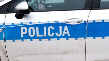 Mężczyzna potrącił policjanta i staranował radiowozy. Funkcjonariusze użyli broni