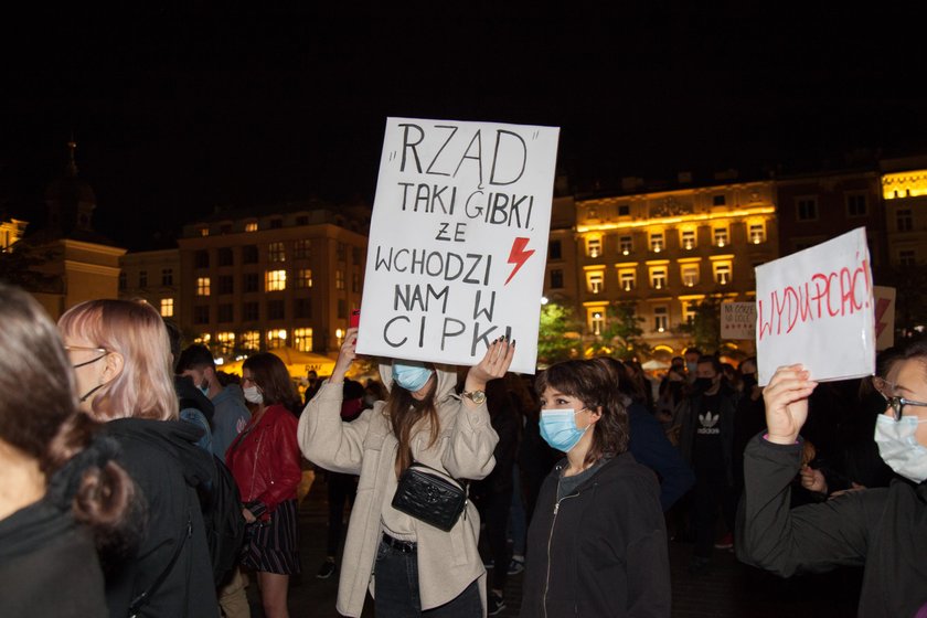 Najlepsze hasła ze strajków kobiet. Te slogany pokochali internauci