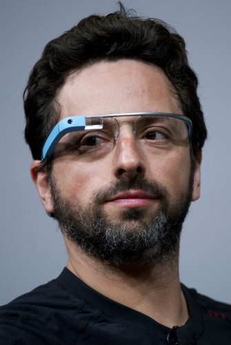 Urządzenie powstało w laboratorium Google X, które pracuje nad przełomowymi technologiami. „Google X zajmuje się rzeczami, które nawet nie przypominają żadnych istniejących produktów,” powiedział Sergey Brin, współzałożyciel Google. „To zupełnie nowe, ryzykowne technologie, które w pewnym sensie sprawiają, że science fiction staje się rzeczywistością.”