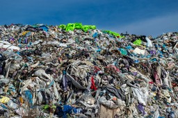 unijny bat na odzieżowe marnotrawstwo. nadciągają nowe przepisy, które