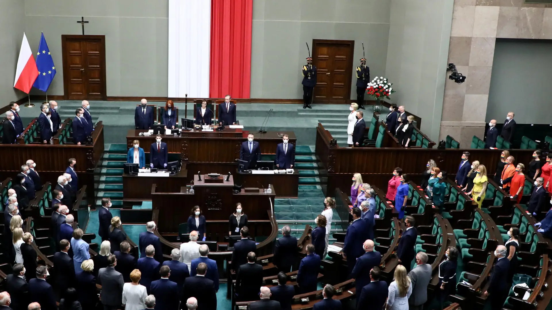 Tęcza na zaprzysiężeniu Andrzeja Dudy. Posłanki Lewicy ubrały się tak, że razem ułożyły flagę LGBT