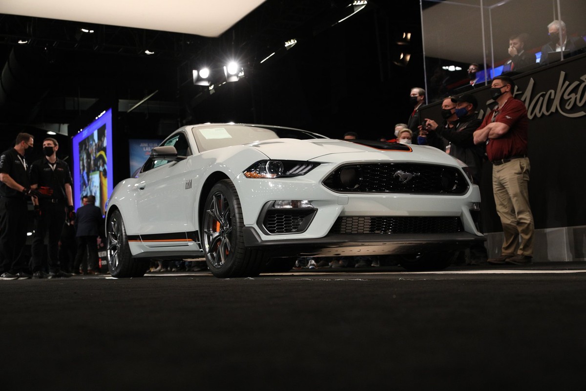 Ford Mustang Mach 1 w kolorze Fighter Jet Gray