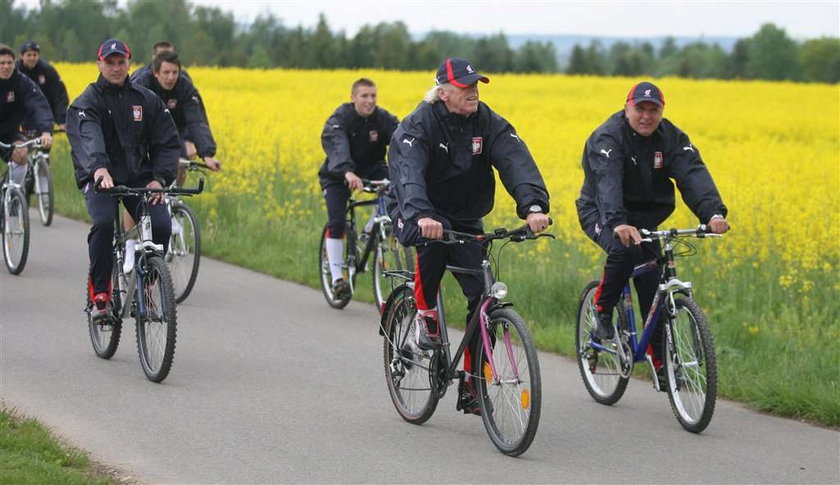 Polacy jechali na trening rowerami