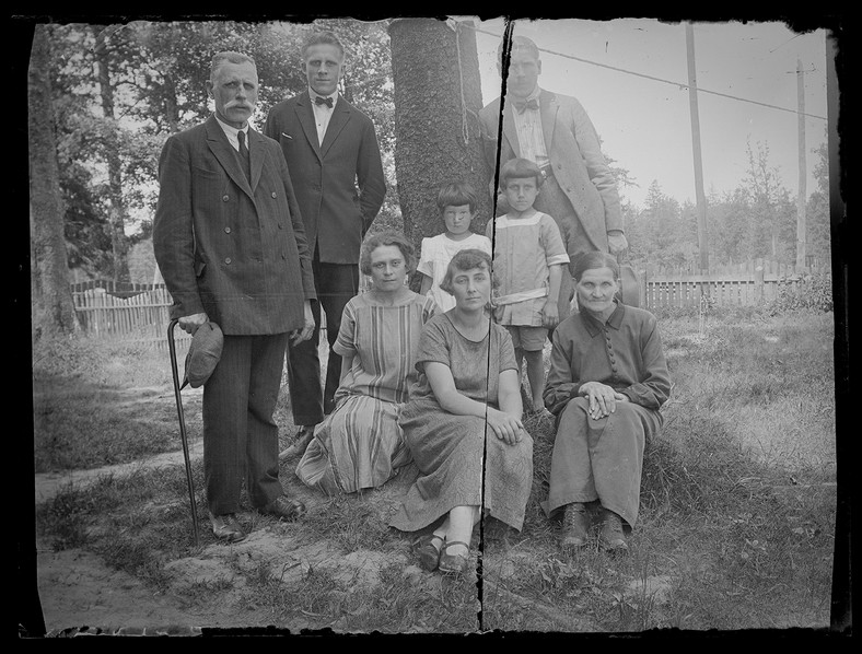 Czesław Kamiński przy drzewie po lewej. Prawdopodobnie Hajnówka