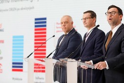 Wicepremier Jacek Sasin, premier Mateusz Morawiecki i prezes Orlenu Daniel Obajtek