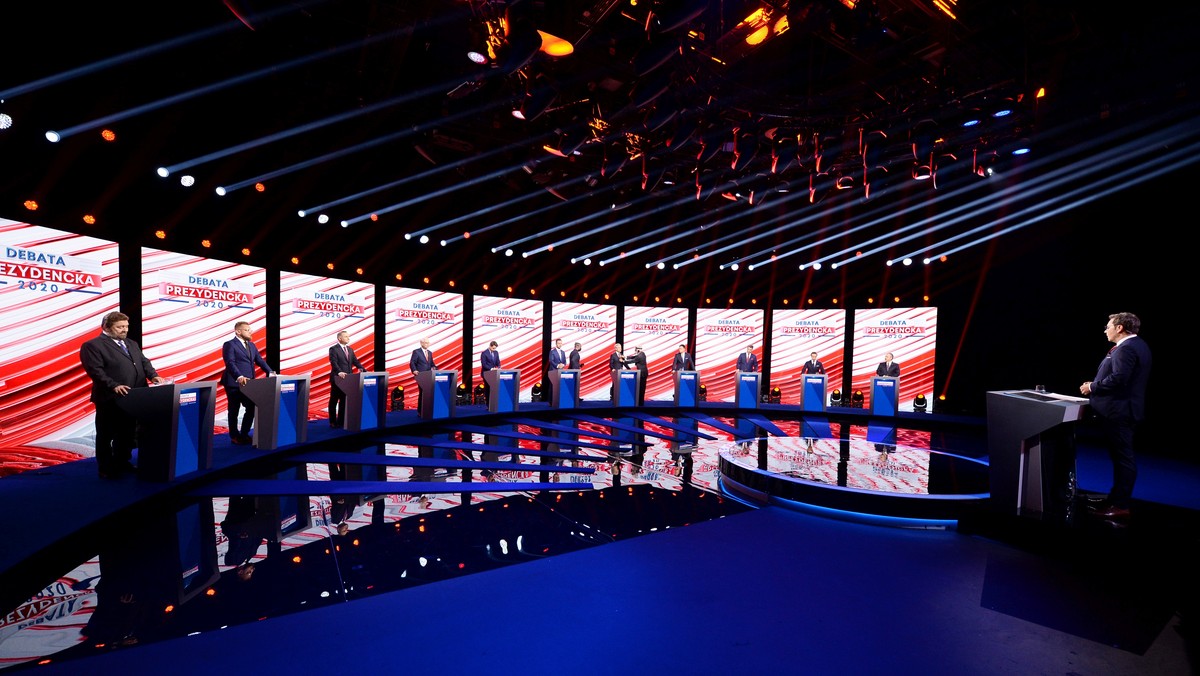 Debata wyborcza w TVP. Na zdjęciu od lewej: Stanisław Żółtek, Paweł Tanajno, Andrzej Duda, Waldemar Witkowski, Rafał Trzaskowski, Władyslaw Kosiniak-Kamysz, Robert Biedroń, Szymon Hołownia, Mirosław Piotrowski, Krzysztof Bosak, Marek Jakubiak, Warszawa, 17 czerwca 2020 r.