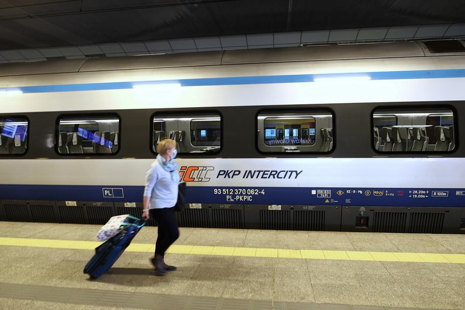 PKP Intercity przypomina pasażerom o konieczności stosowania się do ogólnie obowiązujących zasad dotyczących zasłaniania ust i nosa w pociągu, podczas trwania całej podróży