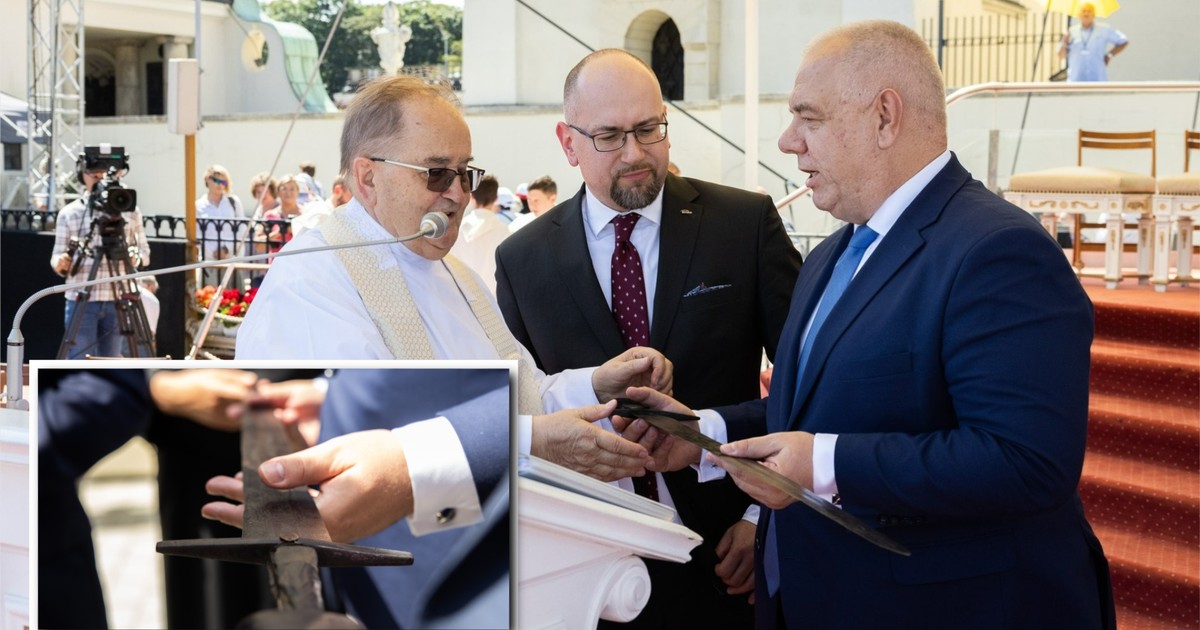 Ten miecz miał być z czasów Mieszka I. Sprawdzą, co Sasin podarował o. Rydzykowi