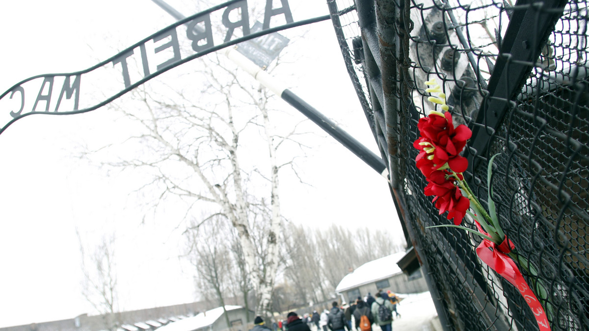 Apel byłego więźnia Auschwitz Władysława Bartoszewskiego do świata o wsparcie Fundacji Auschwitz-Birkenau, która finansować ma konserwację obiektów poobozowych, rozpoczął główną część obchodów 66. rocznicy wyzwolenia niemieckiego obozu Auschwitz.