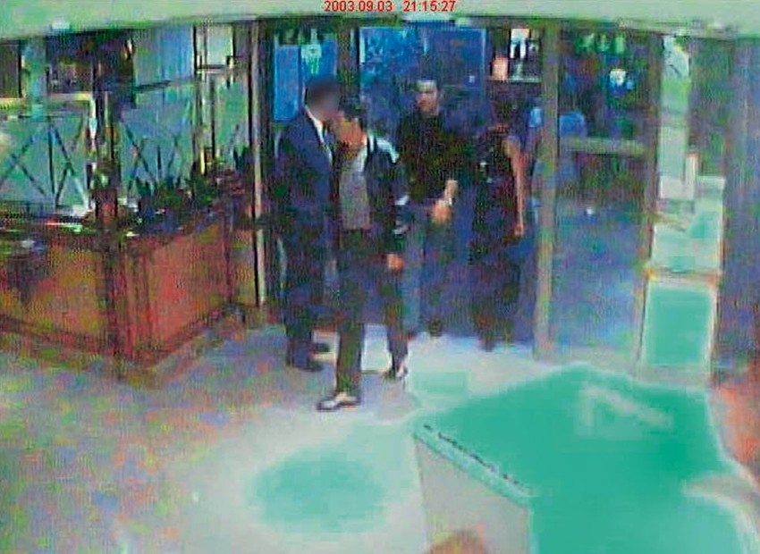 Zindović i Slobodan Šepić na ulazu u hotel "Lev" u Sloveniji 2008. godine, gde je ubijen crnogorski bos Miša Vujičić