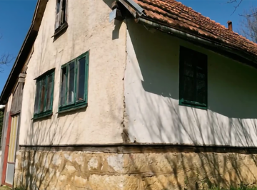 KUĆA U DIVLJOJ ŠUMI: Pevačica odrasla na selu, pešačila 20 km kroz ZAVEJANE puteve do škole - DANAS JEDNA OD NAJPLAĆENIJI NA ESTRADI! 