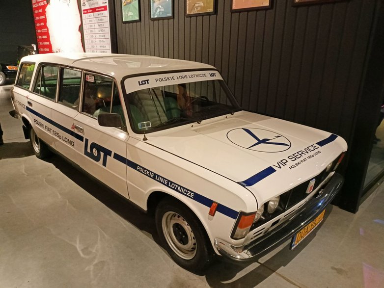 Polski Fiat 125p Long obsługujący VIPów LOTu