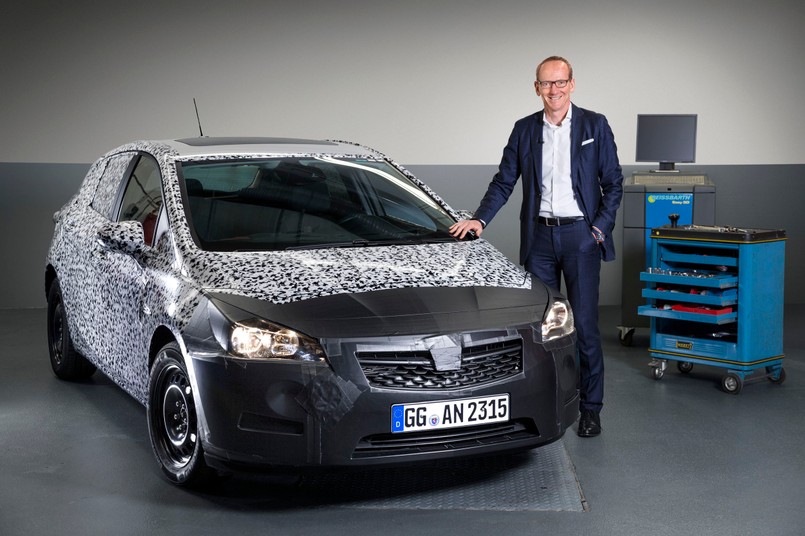 Karl-Thomas Neumann, dyrektor generalny Grupy Opel, zaprezentował zakamuflowany prototyp kolejnej generacji astry