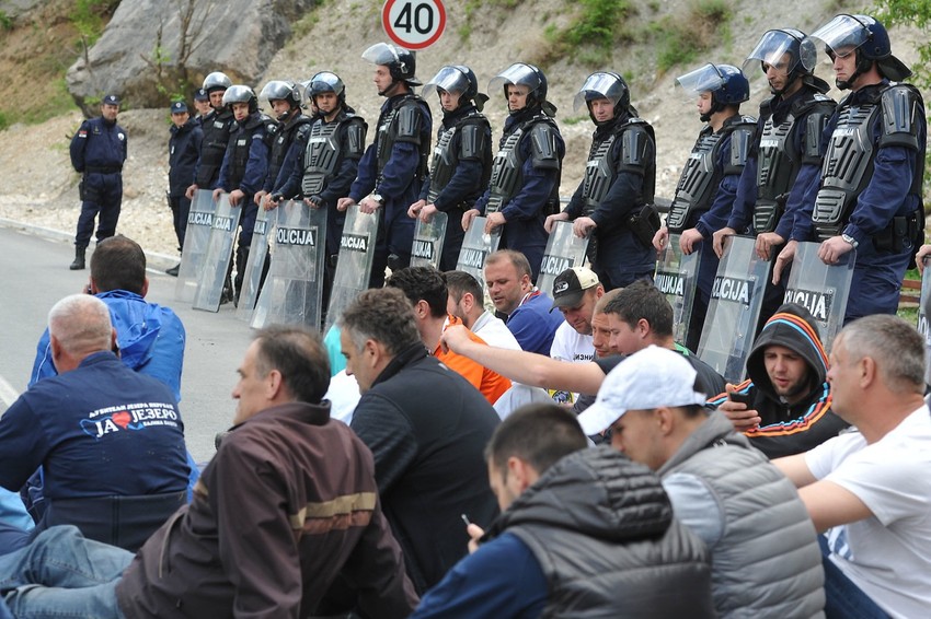 Građani su juče živim zidom branili Perućac