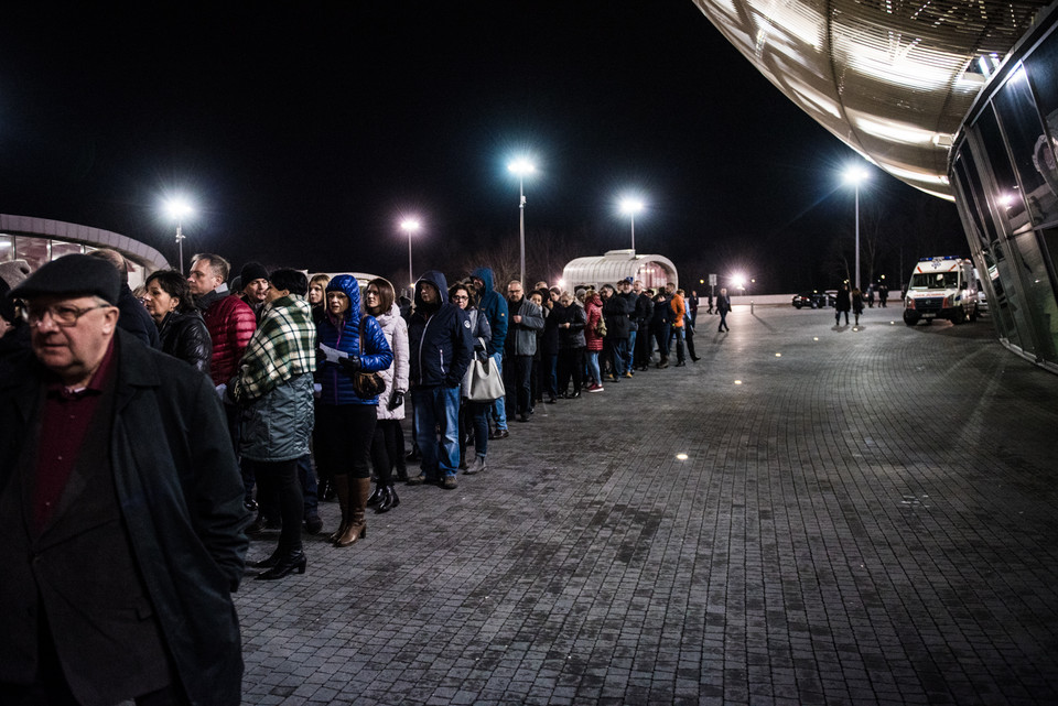 Publiczność na koncercie Roda Stewarta w Tauron Arena Kraków