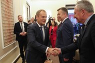 Premier Donald Tusk i minister kultury i dziedzictwa narodowego Bartłomiej Sienkiewicz przed posiedzeniem rządu