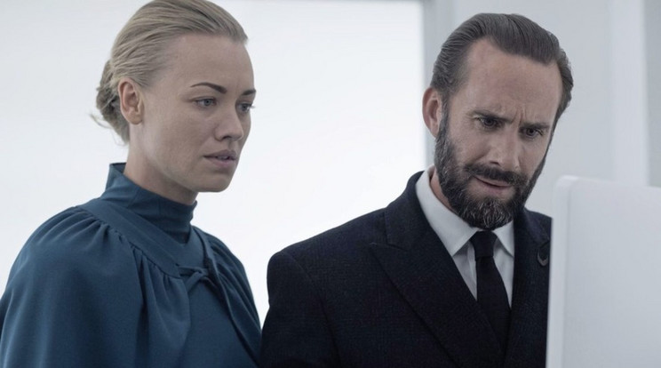 Yvonne Strahovski és Joseph Fiennes A szolgálólány meséjében (Fotó: HBO)