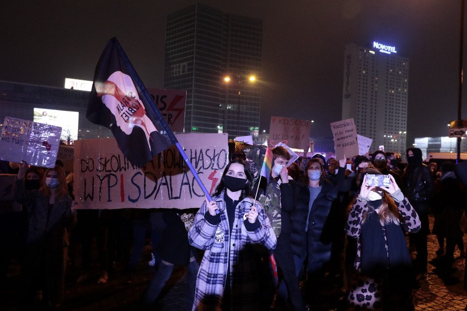 Warszawa. Szesnasty dzień protestów po wyroku Trybunału Konstytucyjnego